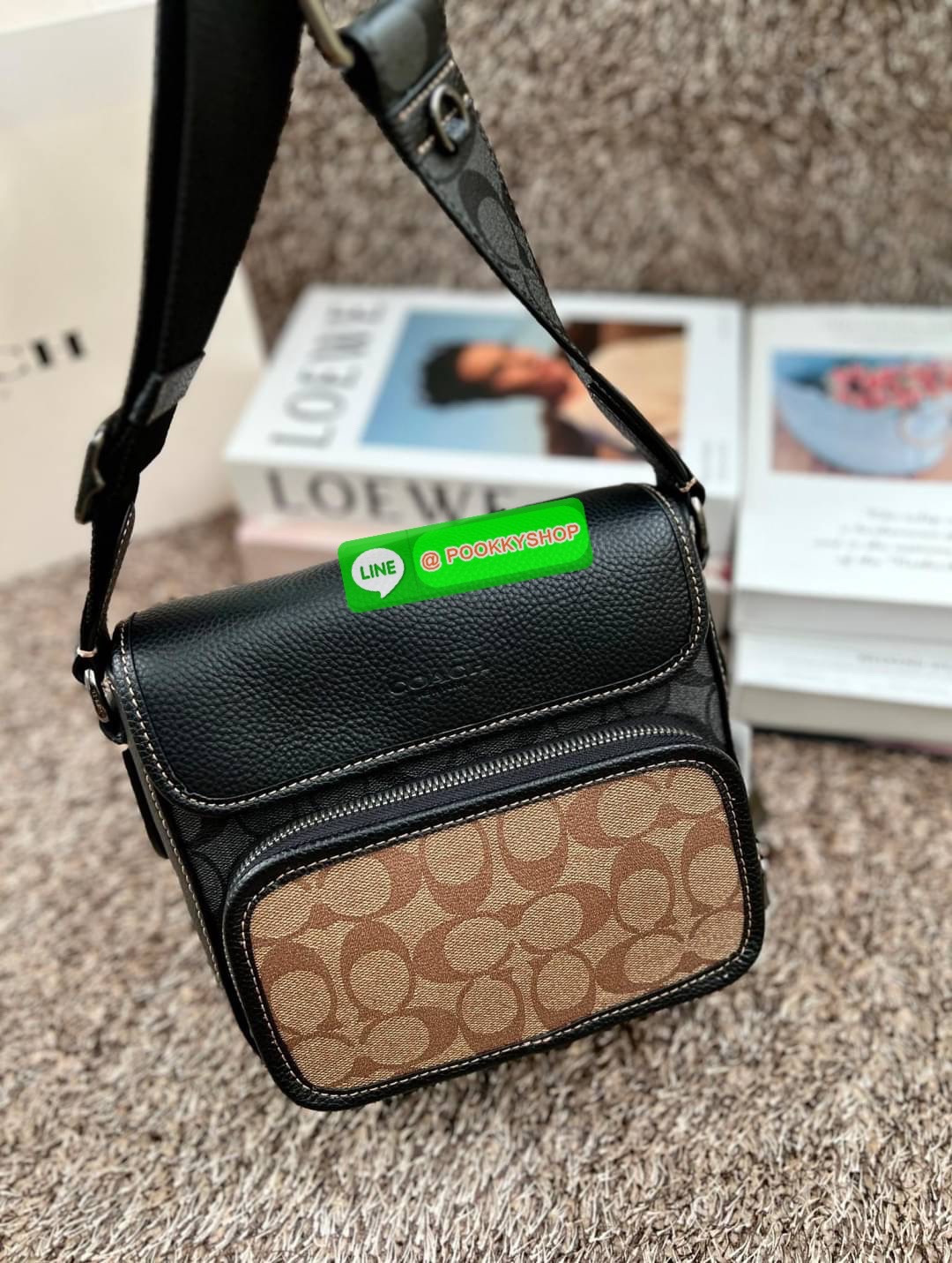 NEW IN! COACH SULLIVAN FLAP CROSSBODY IN BLOCKED SIGNATURE ((CC032)) พร้อมส่ง! รุ่นที่หนุ่มๆถามถึงกันเข้ามา กับกระเป๋าสะพายแบบครอสบอดี้ร์ หนังแท้อย่างดี สวยมากๆ สามารถพกพาไปได้กับทุกๆวัน 🌟รุ่นนี้ห้อยพวงแบรนด์ด้านข้างมาให้2พวงค่ะ ด้านหน้ามีข่องซิปห