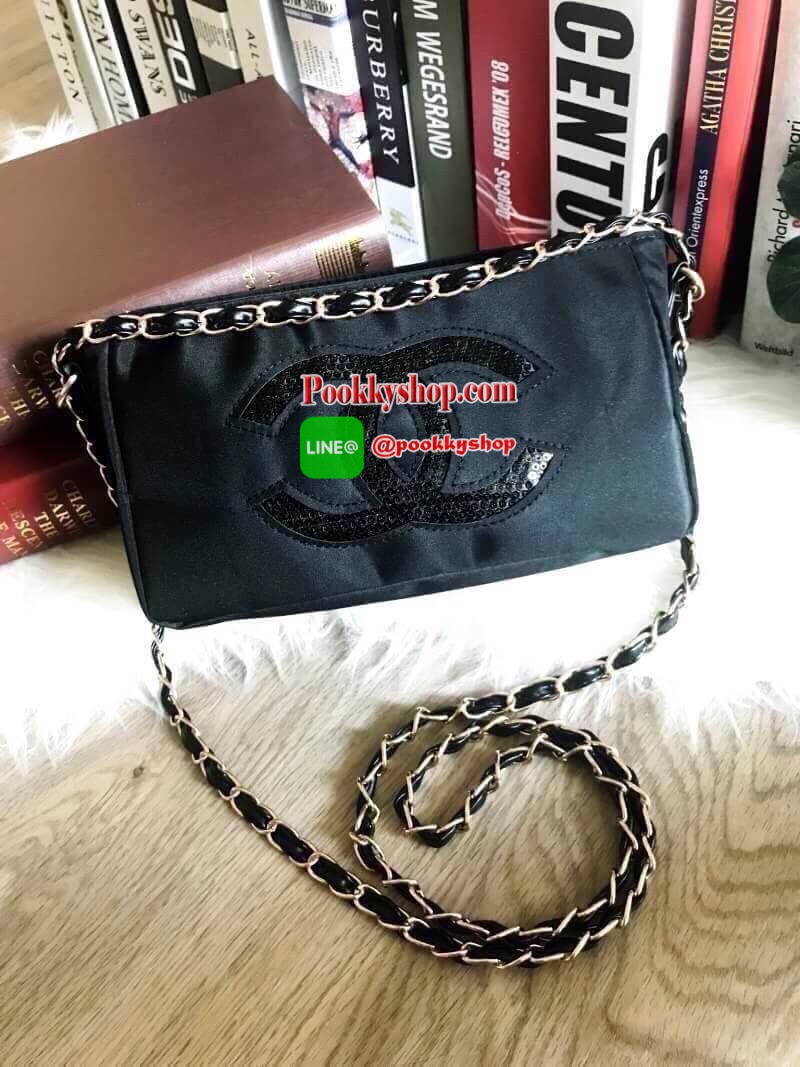 ไอเท็มแนะนำ! รุ่นใหม่ล่าสุด Chanel Cosmetic Cluth Bag With Chain กระเป๋าถือหรือสะพายพรีเมี่ยมเเท้จาก Chanel Cosmetic Counter VIP Gift วัสดุ Nylon&Polyester 100% สีดำประดับโลโก้แบรนด์วิ้งๆสวยหรูดูดี เปิดปิดด้วยซิป หัวซิปแบรนด์อะไหล่ทอง ซับในสกรีนโลโก้ ภายใ