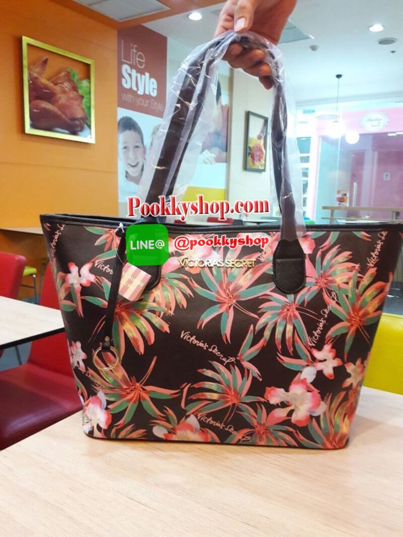 พร้อมส่ง Victoria's Secret Shopping Bag กระเป๋าอเนกประสงค์สุดสวยสะดุดตา วางตั้งได้ ไม่ยุบไม่ย้วย ใส่ของใช้สารพัดในทุกที่ทุกเวลา เปิดปิดง่ายๆด้วยกระดุมแป๊ก ฐานวางตั้งอยู่ทรงมีหมุดรองกระเป๋า พร้อมอักษรแบรนด์สีเงินแวววาวด้วยจ้า