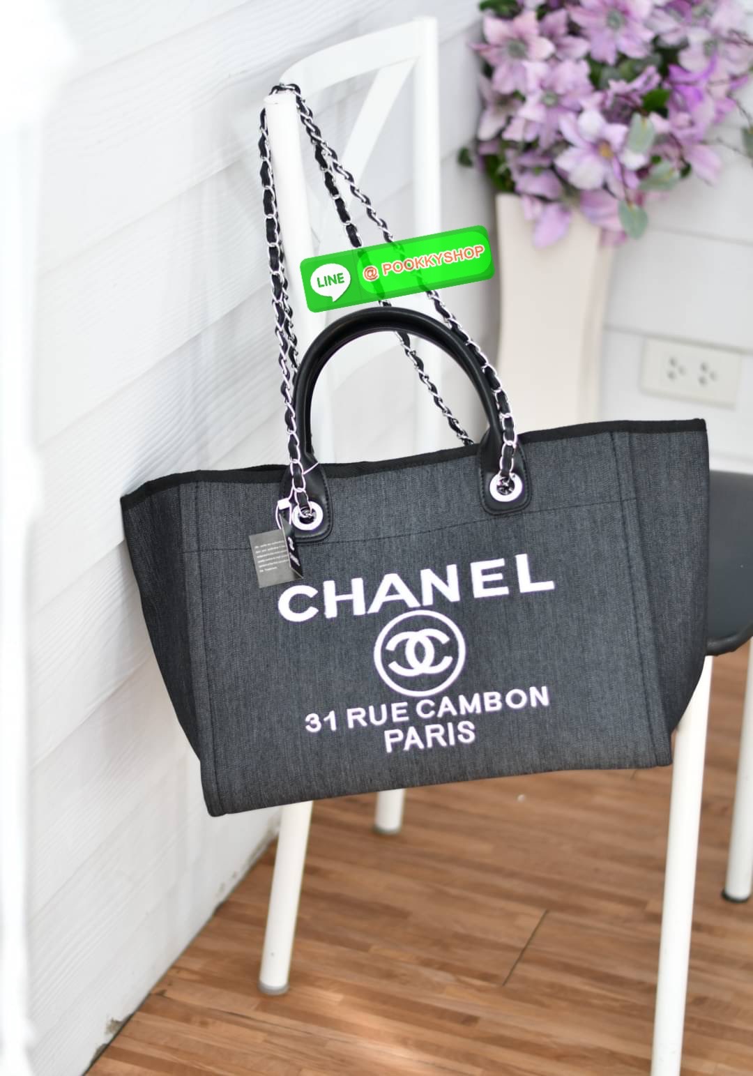 premium gift Chanel Tote canvas จากแบรนด์ Chanel กระเป๋าสะพาย Chanel Tote canvas โลโก้ปักกระเป๋าทรง Tote ผ้า canvas เนื้อหนาอย่างดีมีซับใน ด้านหน้าปักโลโก้ไข่มุกแบรนด์หรู หูจับมี 2 แบบคือ แบบสายหนัง และ โซ่ สามารถสะพายไหล่ได้คะ ใบใหญุจุของคุ้ม แต่น้ำหนักเ