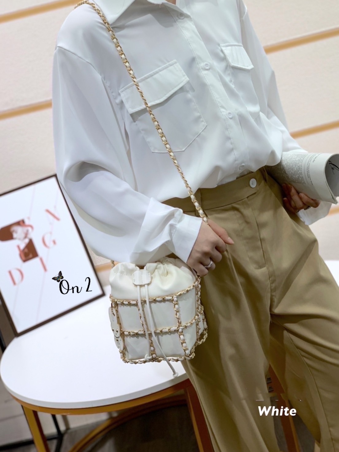 กระเป๋าแฟชั่นสไตล์แบรนด์ Chanel ทรงขนมจีบ แต่งโซ่ล้อมรอบ น่าใช้มากค่ะสายสะพายแบบ Cross body จับจองกันเลยคร่าสาวๆไม่มีไม่ได้ล๊าววว สวยทุกสีคร่า