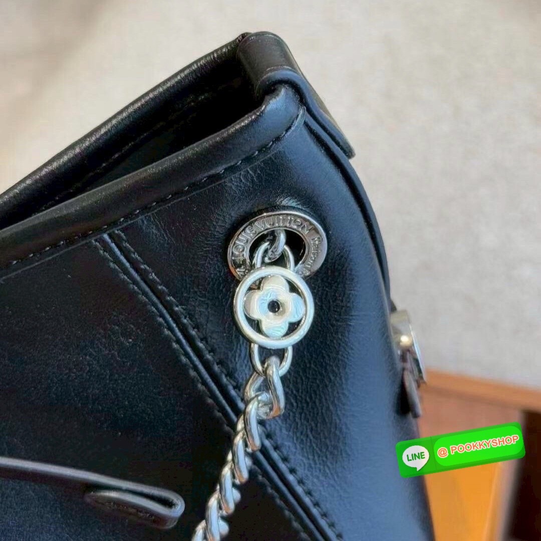 🕊️ พร้อมส่ง | LV CarryAll Vibe BB ใหม่ล่าสุด กระเป๋าสะพายทรงโท้ทไซส์เล็ก สวยหรูดีไซน์เรียบง่ายคลาสสิค ดูผู้ดี มาพร้อมใบลูกลายโมโนแกรมสุดไอคอนิก รูปทรงสวยตลอดกาล ใช้ได้กับทุกลุค ทุกโอกาส ภายในโล่งกว้างมาก ใส่ของสำคัญได้ครบแน่นอนจ้า