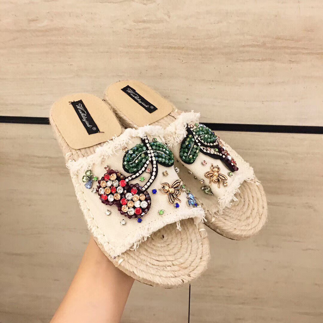 พร้อมส่งรองเท้าแตะ Detail รองเท้าแตะเพชรเชอรี่ งานมาใหม่ วัสดุเป็นผ้ายีนส์ งานเกร๋ๆค่ะ งานสวยจริงค่ะ แมทช์กับกระโปรงหรือกางเกงยีนส์ก็ได้ค่ะ ใส่สบาย ใส่ออกมาไม่ซ้ำใครแน่นอนค่ะ ห้ามพลาดเลยคะ ของมันต้องมี