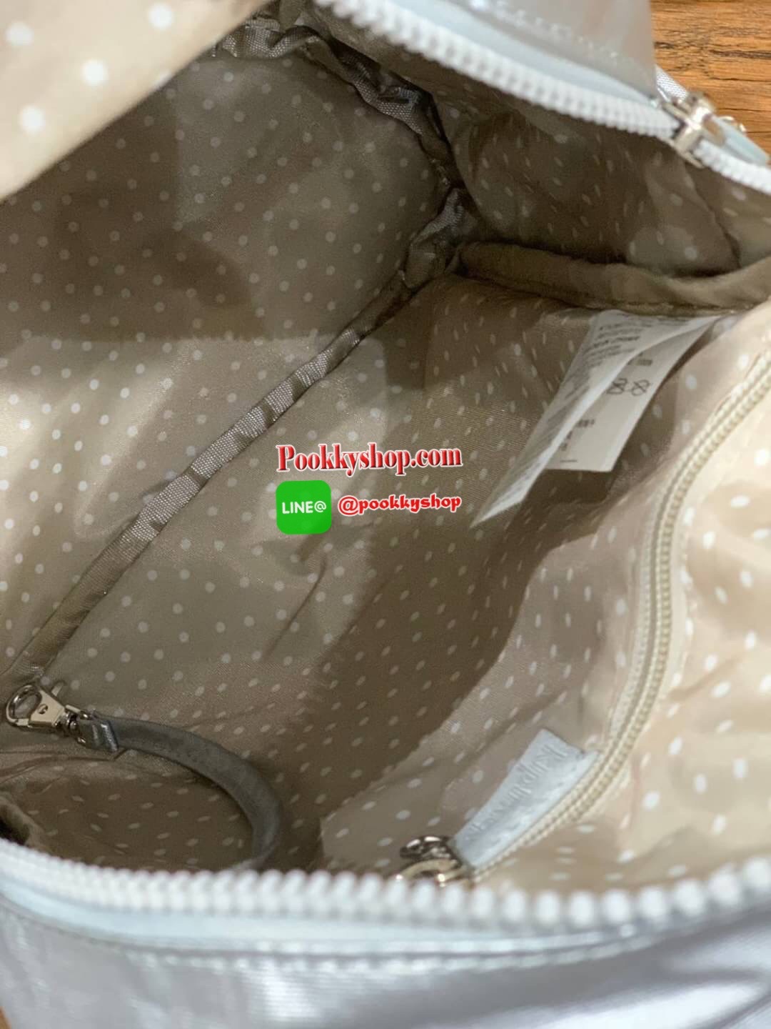 Kipling City Pack Backpack วัสดุPolyamide100% เป้ขนาดกลาง ที่เปิดปิดด้วยตัวล็อค2ชั้นด้วยกระดุมแม่เหล็กและซิป มีช่องใช้งานหลายช่องรวมถึงช่องซิปด้านหน้า มีลูกเล่นที่ด้านหลังมีช่องซิปสำหรับเก็บของและเก็บสายเป้ได้ หรือใช้สายจากเป้สะพายไหล่ได้ ประดับด้วยพวงกุญ