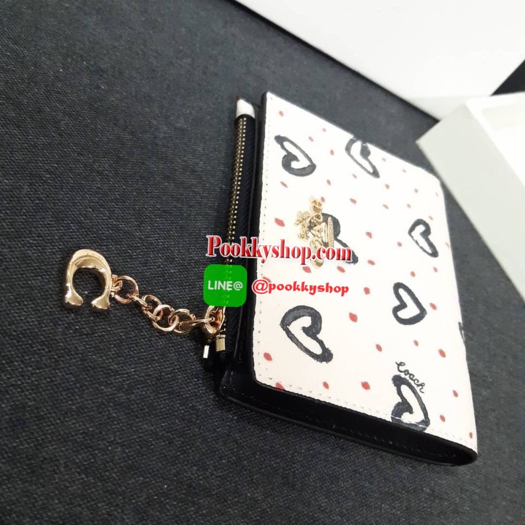 COACH 91058 SNAP CARD CASE WITH CRAYON HEARTS PRINT กระเป๋าสตางค์เก็บบัตร ลายปริ้นท์หัวใจเพ้นท์ ♥️ น่ารักน่าใช้ วัสดุหนังแคนวาสเคลือบ เปิด-ปิดด้วยกระดุม ภายในมีช่องใส่บัตร และใส่ธนบัตรได้ พร้อมช่องซิปแยกใส่เหรียญได้อีก พกพาง่าย สะดวก ไม่กินพื้นที่ก