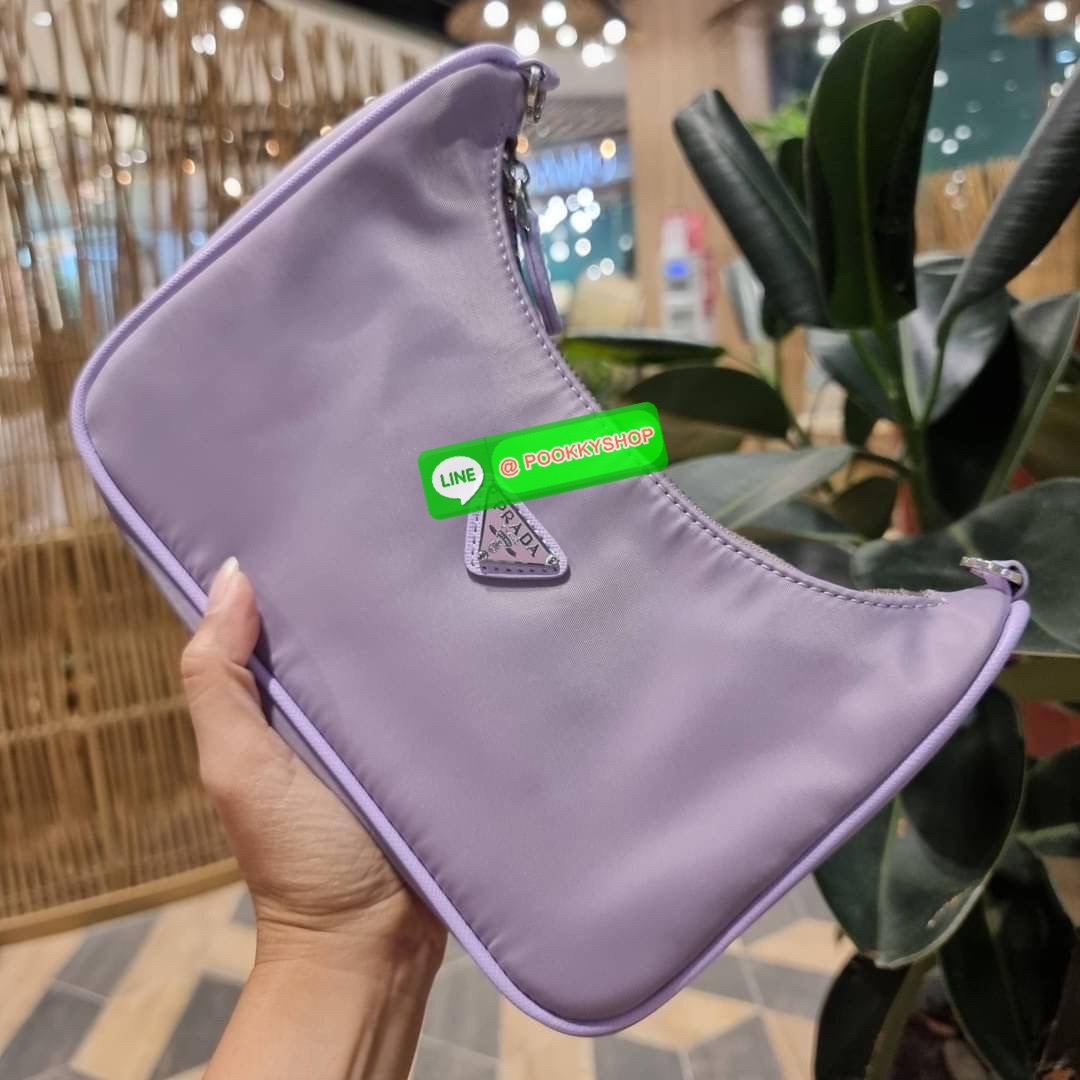 PRADA RE-EDITION 2005 RE-NYLON SHOULDER BAG ไอเท็มสุดปัง ที่ฮิตตลอดกาลไม่ว่าจะปีไหนๆ จัดให้ครบทั้งสีขายดีและสีใหม่ล่าสุด ที่สายคุณหนูห้ามพลาด!! กับกระเป๋าสะพายทรงคลาสสิค เหมาะเป็น everyday bag มากๆ วัสดุผ้าไนล่อนคุณภาพ พร้อมใบลูก ไว้ใส่เหรียญ ใส่กุญแจได้ส