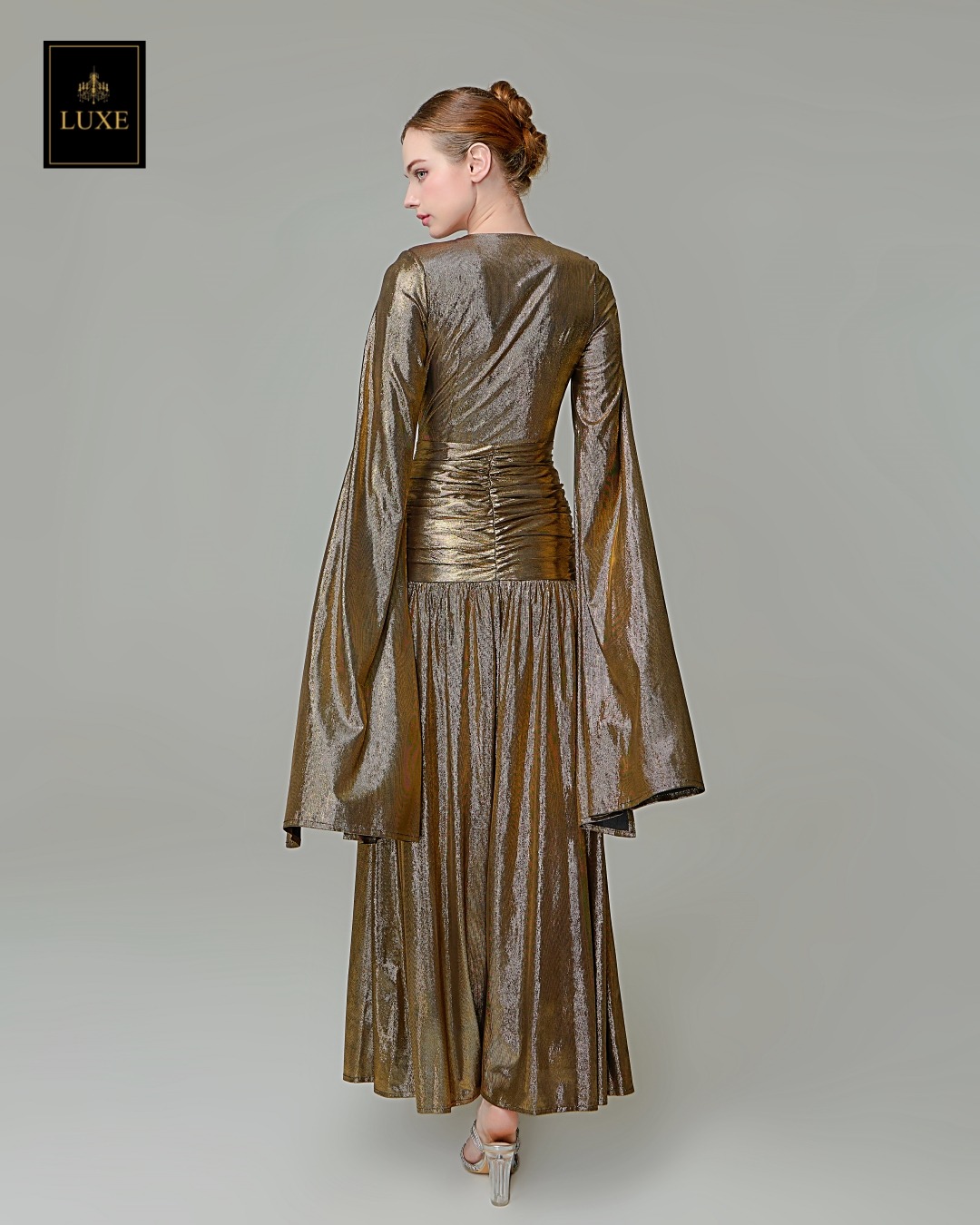 เดรสแฟชั่น แม็กซี่เดรสเสื้อคอวีป้าย แขนยาวเป็นผ้าคลุมในตัว กระโปรงเข้ารูปตรงสะโพก ผ่าหน้าขา ชายกระโปรงบาน