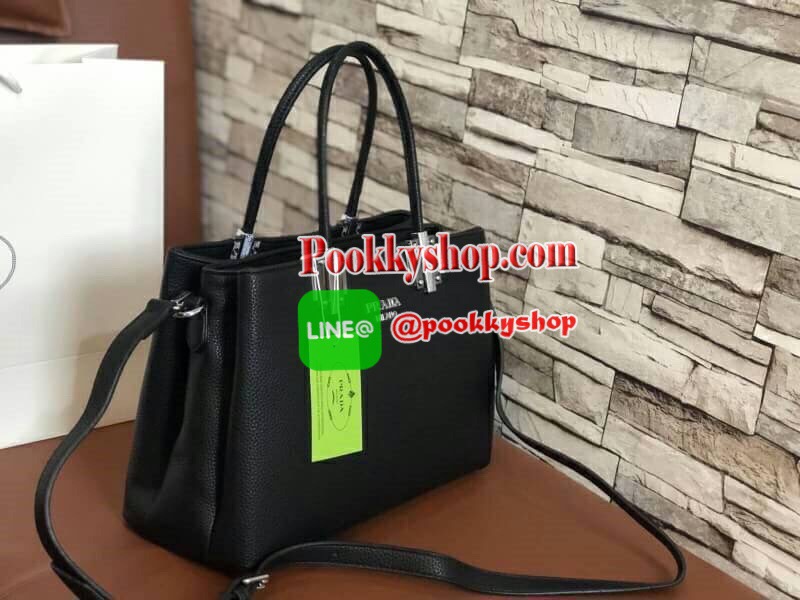 งานพรีเมี่ยมกิ้ฟ จากเคาเตอร์ต่างประเทศค่ะ รุ่น Limited edition ค่า ได้ กระเป๋าอเนกประสงค์ ทรงสวยจากแบรนด์ PRADA มาค่า เป็น กระเป๋าหนังลายลิ้นจี่ ใบนี้มีสายยาวให้ค่ะ เลิศมาก สะพายเป็น shoulder bag หรือ ถือได้ค่ะ ขนาดใบใหญ่ค่ะ ใช้แล้วสวยมากๆ อะไหล่silver ซิ