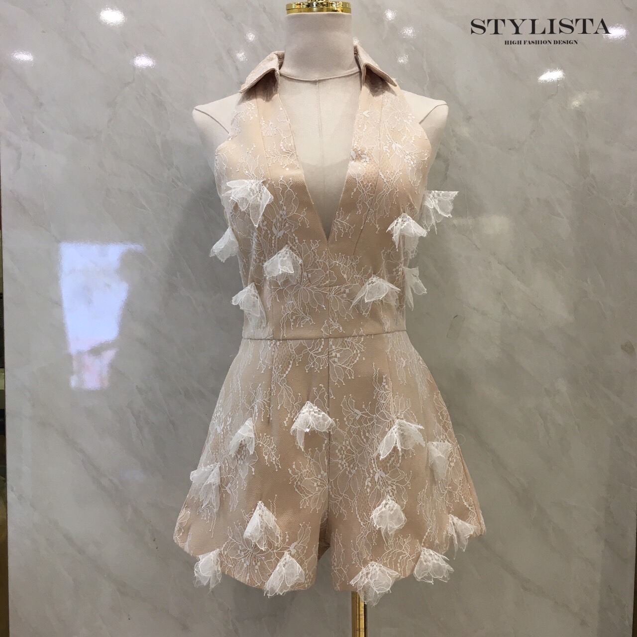 จั๊มสูทแฟชั่น จั้มสูทลูกไม้สีครีม – สไตล์หรูหรา หวานปนเซ็กซี่ที่ควรมีติดตู้!