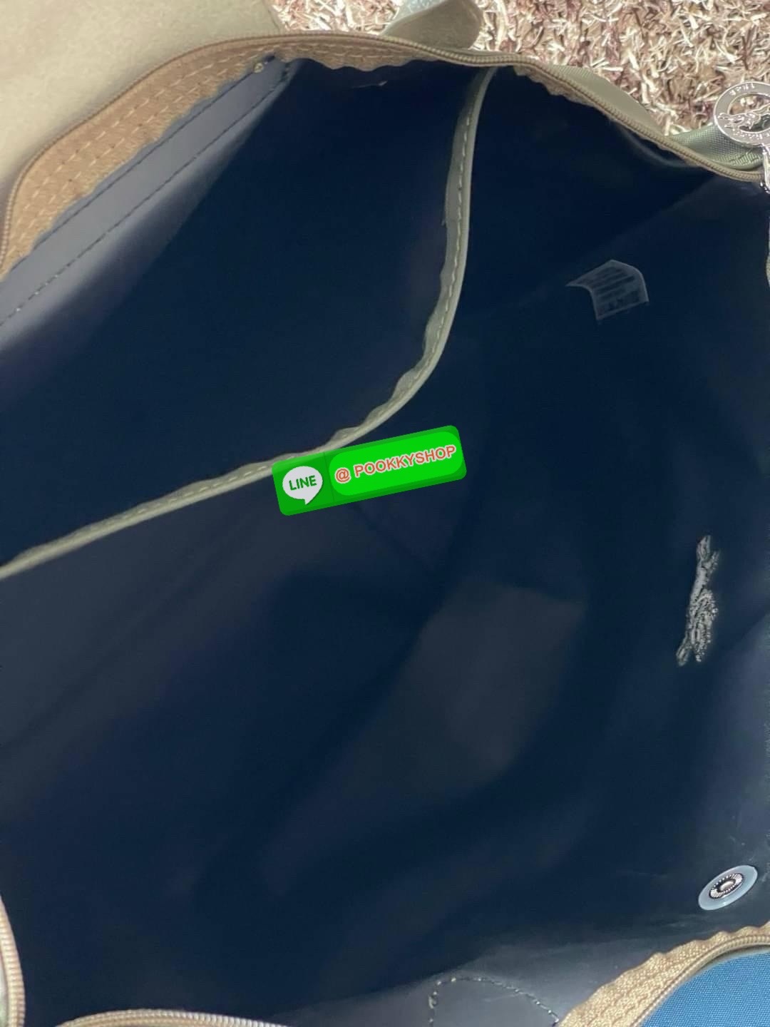 LONGCHAMP LE PLIAGE GREEN Shoulder bag L กระเป๋าโท้ทใบนี้ดึงดูดใจคุณด้วยรูปทรงมินิมอลและปริมาตรที่เพียงพอซึ่งสามารถเก็บเอกสารหรือแล็ปท็อปทั้งหมดของคุณได้อย่างง่ายดาย ด้ามยาวช่วยให้คุณสวมใส่ได้อย่างสบายบนไหล่ ขณะที่การปิดด้วยซิปช่วยให้มั่นใจได้ว่าสิ่งของทั