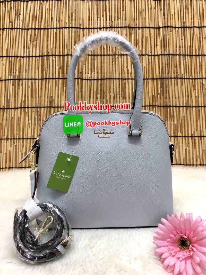 Kate Spade New York Saffiano Bag กระเป๋าถือหรือสะพายข้าง ลายหนังซาฟเฟียโน่ ทรงโดมสวย ด้านหน้ามีอะไหล่แบรนด์ เปิดปิดกระเป๋าด้วยซิป ภายในโล่งกว้าง ใส่ของจุทีเดียวค่ะ มีช่องซิปและช่องเล้กให้ใส่ของจุกจิกค่ะ มาพร้อมสายยาวถอดออกได้ปรับระดับได้มาด้วยนะค่ะ....รุ่