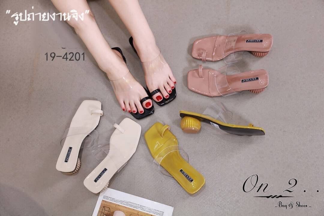 ส้นสูงส้นแก้ว งานใสๆสีๆ สไตล์ alexander wang pvc ทรงดีงามมากคะหน้าซิริโคนนิ่ม รัดนิ้วโป้ง ใส่สบายไม่บาดเท้าคะ ทรงสวยใส่แล้วดูเท้าขาว เท้าเรียวคะ สาวๆควรมีติดไว้นะคะ