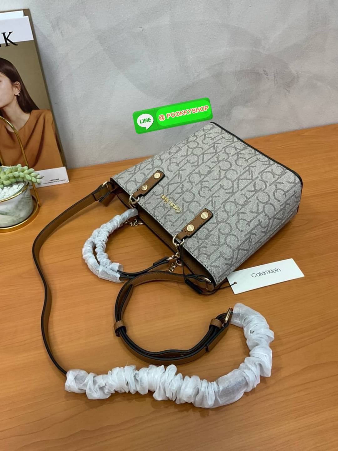 Calvin Klein Monogram Shopping Bag คอลเลคชั่นใหม่ล่าสุด ของมันต้องมี สวยหรูดูแพงมาก สำหรับรุ่นนี้!!! กระเป๋าถือ/สะพาย Crossbody รุ่นใหม่ชนช้อป รุ่นยอดนิยม วัสดุ PVC คุณภาพดี น้ำหนักเบา ด้านหน้าประดับด้วยโลโก้แบรนด์ ตัวกระเป๋าลาย monogram สวยหรู รอบใบ มาพร