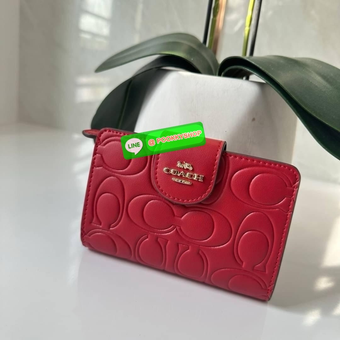 Coach Medium Corner Zip Wallet With Signature Leather 🔖กระเป๋าตังใบกลาง คอลเลคชั่นใหม่ หนังนิ่ม ลายC นูน สวยมาก 🔖วัสดุ: หนังแท้ 🔖เปิด - ปิดแบบกระดุม มีช่องใส่แบงค์ ใส่ธนบัตรได้ทุกชนิด ช่องใส่บัตร ใส่เหรียญ