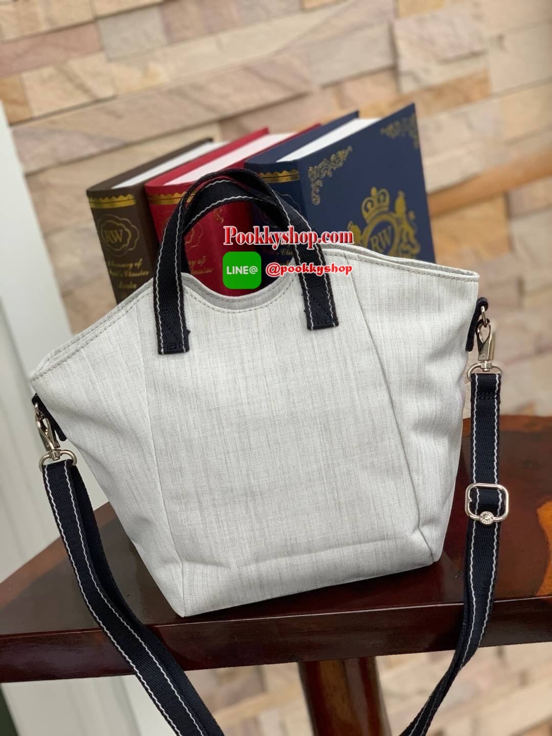 KILING NORI Handbag & Shoulder bag กระเป๋าถือหรือสะพายขนาดกลาง ทำจากวัสดุ ผ้า Nylonเคลือบ+Polyester น้ำหนักเบา จุดเด่นที่ช่องหลักมีขนาดใหญ่ พร้อมช่องซิปแยกย่อย สามารถใส่สัมภาระได้เยอะ มาพร้อมสายสะพายยาว สามารถปรับระดับได้ตามความต้องการ มีพวงกุญแจลิงห้อยตา