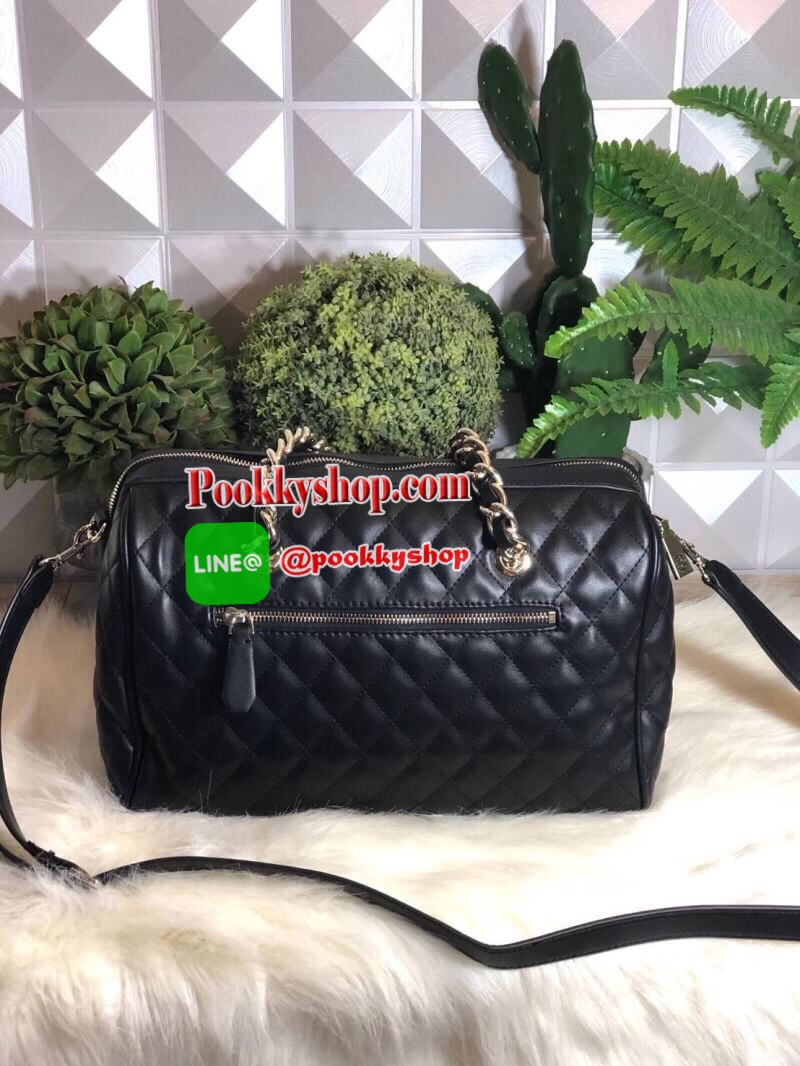 GUESS Sweet Candy Large Satchel กระเป๋าสะพายทรง Bowling รุ่นใหม่ล่าสุดจาก GUESS FACTORY หนังนิ่มลายตารางสวยอยู่ทรงใบใหญ่กำลังดี ด้านหน้าประดับโลโก้หูหิ้วโซ่ร้อยหนังสะพายไหล่ได้เเข็งแรงรับน้ำหนักได้เยอะ เปิดปิดด้วยซิปสะดวกใช้ มีหมุดรองฐานกันรอย ภายในมีช่อง