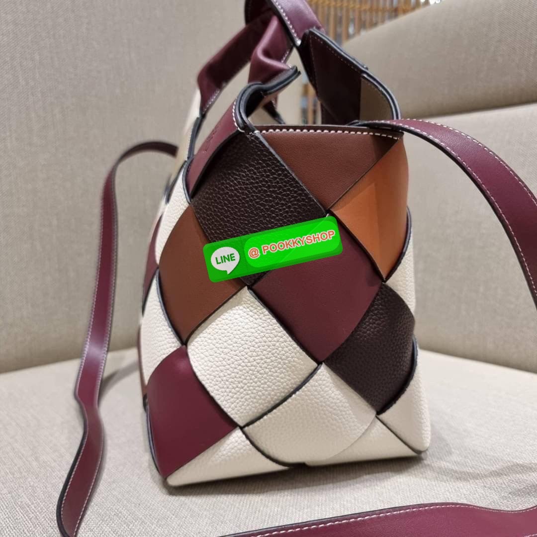LOEWE SURPLUS LEATHER WOVEN BASKET BAG IN CLASSIC CALFSKIN ใหม่ล่าสุดและสวยที่สุด กระเป๋าสะพานที่ถักทอด้วยความปราณีต โดดเด่นด้วยสีที่จับมาคอนทราสได้ลงตัว ใบใหญ่จุได้แบบเน้นๆ วัสดุหนังวัวแท้เต็มใบ หรูเลิศ ปากกระเป๋ามีสายหนังสำหรับผูกรวบปากกระเป๋า ภายในโล่ง