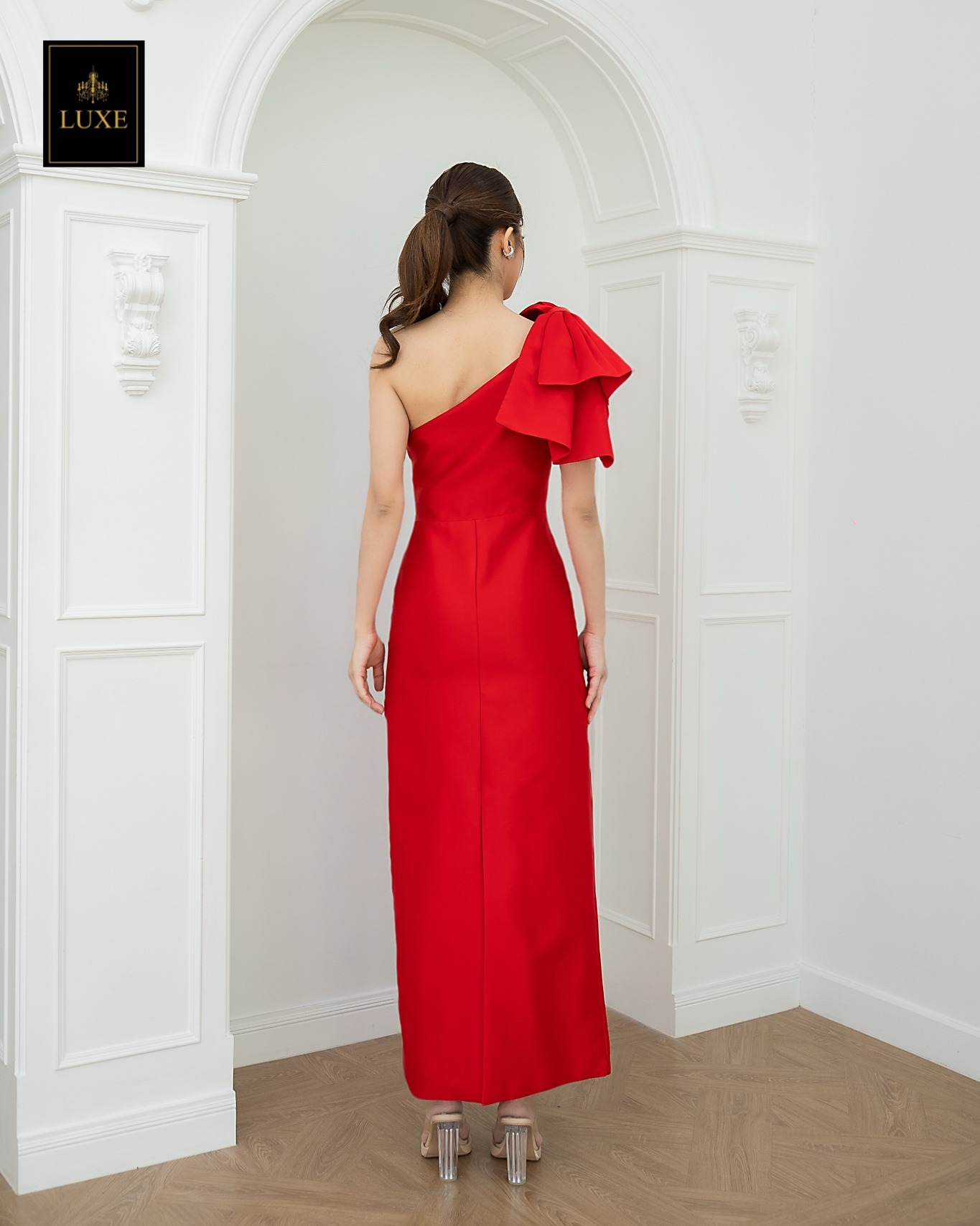 เดรสแฟชั่น เดรสเสื้อไหล่เดียวแขนกุด กระโปรงยาวทรงตรง แต่งโบว์ไซส์ใหญ่ที่ไหล่ขวา