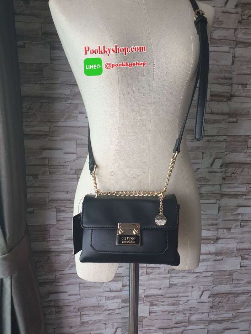 Guess Mini Crossbody Bag กระเป๋าสะพายข้าง Crossbody หนังนิ่มเรียบอยู่ทรง มาพร้อมพวงกุญแจแบรนด์ฝังเพชรสวยหรู ดูแพง พวงกุญแจถอดออกได้ กระเป๋าขนาดกำลังพอดี น่ารัก น่าใช้ค่ะ เปิด-ปิดด้วยกระดุมแป็ก ด้านหน้าติดโลโก้แบรนด์อะไหล่ทอง ภายในโล่ง ซับในผ้าอย่างดี มีช่