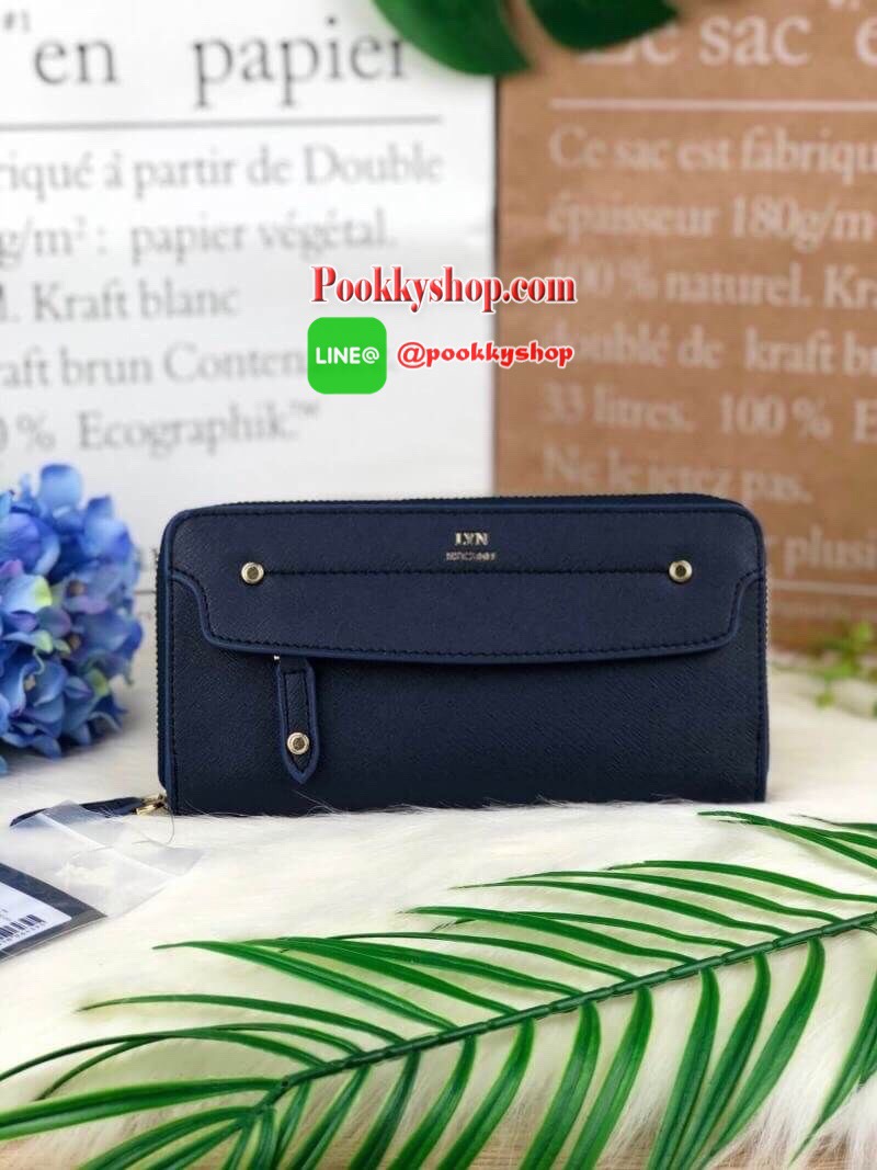 LYN LONG WALLET กระเป๋าใบยาวซิปรอบ ด้านหน้าปั๊มโลโก้แบรนด์ มีช่องซิปซ่อนด้านหน้าสามารถใส่เหรียญได้ เปิดปิดด้วยซิปรอบ ด้านในมีช่องใส่ธนบัตรตามยาว 2 ช่อง ช่องซิปใส่เหรียญและช่องการ์ด ทรงสวย รุ่นนี้สวยเก๋มากๆ สาวต้องมีซักใบค่า *มีถุงผ้า, ป้ายแทคราคา*