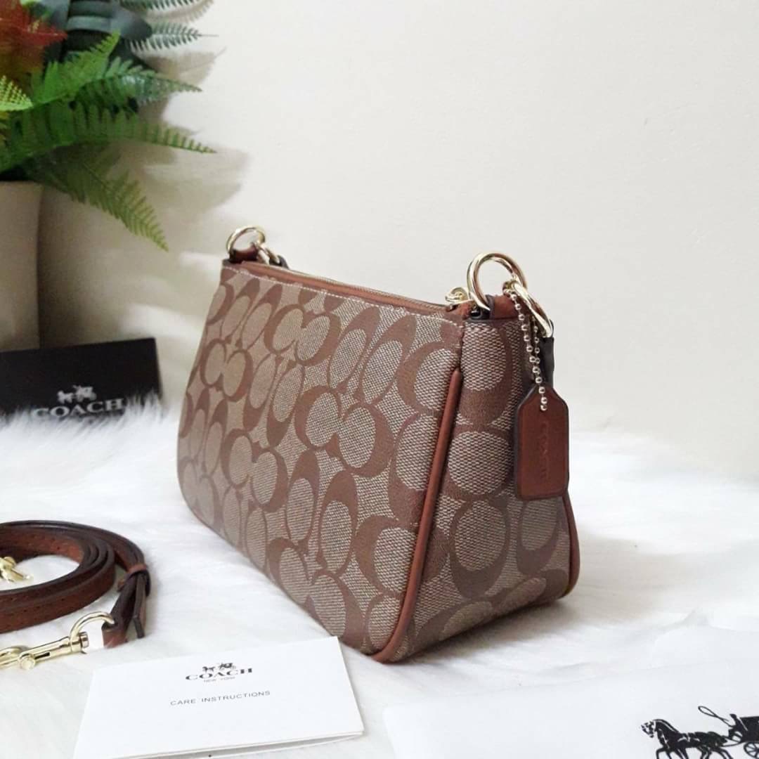 ขายดี Coach Messico Top Handle Pouch In Signature Coated Canvas กระเป๋าหิ้ว/คล้องไหล่/สะพายข้าง ขนาดเหมาะ ดีไซน์สวยน่ารัก ผลิตจากวัสดุคุณภาพดี แข็งแรงทนทานน้ำหนักเบา ภายในบุผ้าสวยงามเรียบร้อย 1 ช่องอเนกประสงค์ ซิปโลหะสีทองสวยงาม สายสะพายถอดและปรับความยาวไ