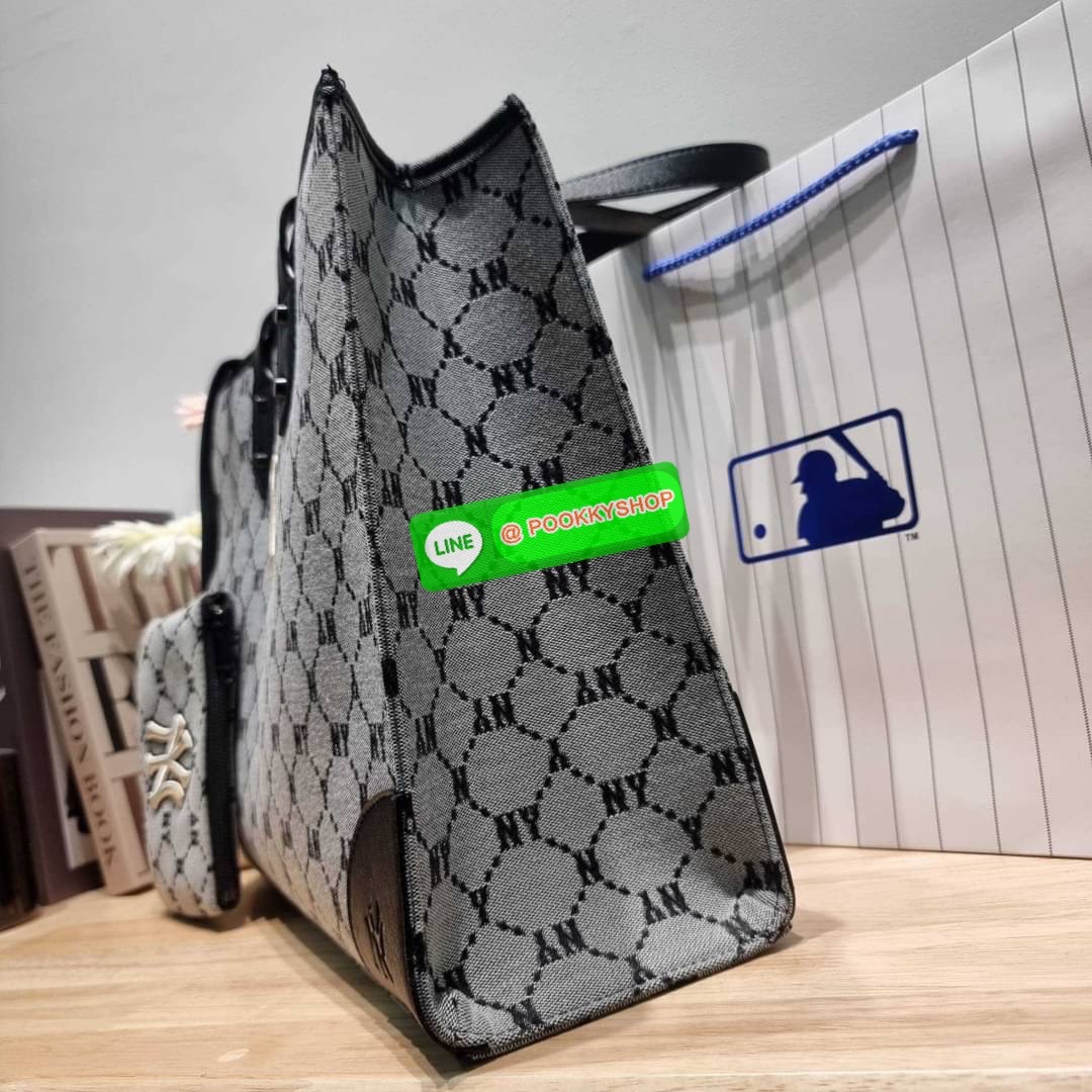 MLB MONOGRAM TOTE BAG กระเป๋าทรงโท้ท ใบใหญ่จุคุ้ม ที่มีกิมมิคไม่เหมือนใคร ด้วยดีไซน์ลวดลายโมโนแกรมเอกลักษณ์ ปั๊มลงบนผ้าแคนวาสและหนัง pu คุณภาพดี สวยคม ปากกระเป๋ามีอะไหล่เกี่ยวกันของหล่นได้ มาพร้อมสายสะพายในตัว ภายในโล่งกว้างมาก ใส่ของสำคัญได้แบบไร้กังวล ห