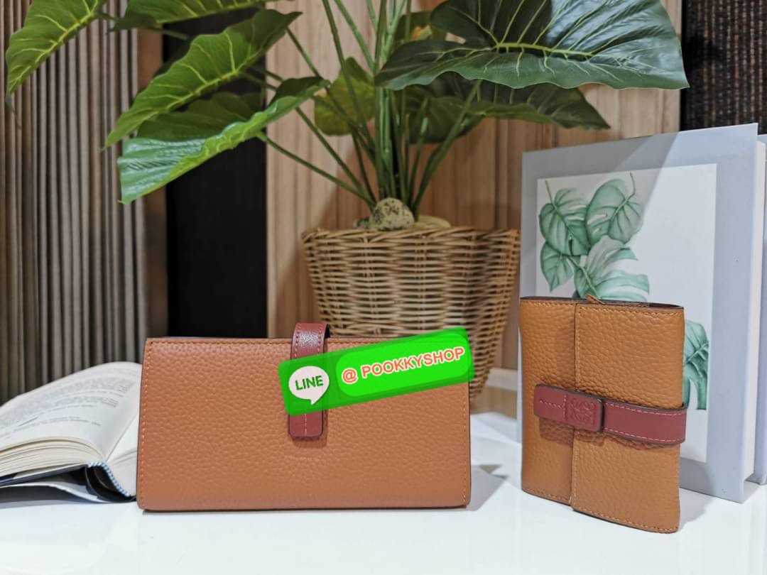 ✴️Don't Miss!✴️NEW! LOEWE LONG WALLET BAG VIP GIFT WITH PURCHASE-GWP กระเป๋าพรีเมี่ยมกิ๊ฟ Limited จาก LOEWE DUTYFREE COUNTER วัสดุหนังแท้เทคเจอร์สวยอยู่ทรงปั้มโลโก้แบรนด์ด้านหน้าเปิดปิดด้วยกระดุม ภายในมีช่องใส่ธนบัตรหลายช่อง ช่องหลักสาม