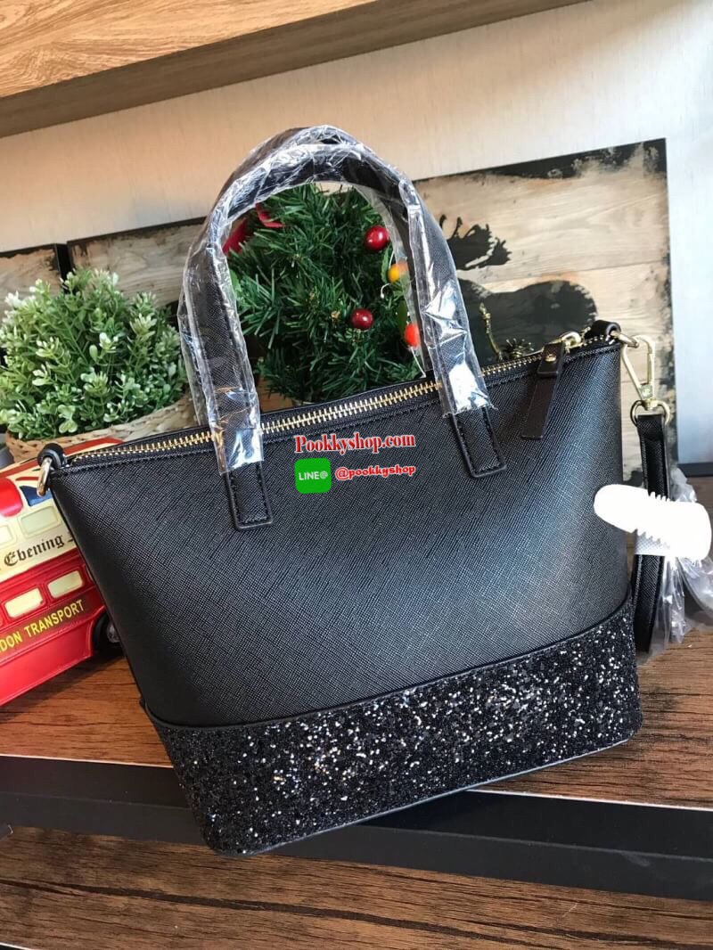 Kate Spade INA Greta Court Glitter Crossbody กระเป๋าถือหรือสะพายใบเล็ก วัสดุหนัง Saffiano สวยหรู ด้านหน้าประดับโลโก้สีทองสวย ก้นกระเป๋ามีดีเทลด้วยGlitter วิ้งๆดูหรู ภายในมีช่องซิปและช่องเล็ก สามารถใส่ ipad mini กระเป๋าสตางค์ใบยาวและของจุกจิกได้เยอะ มีหมุด