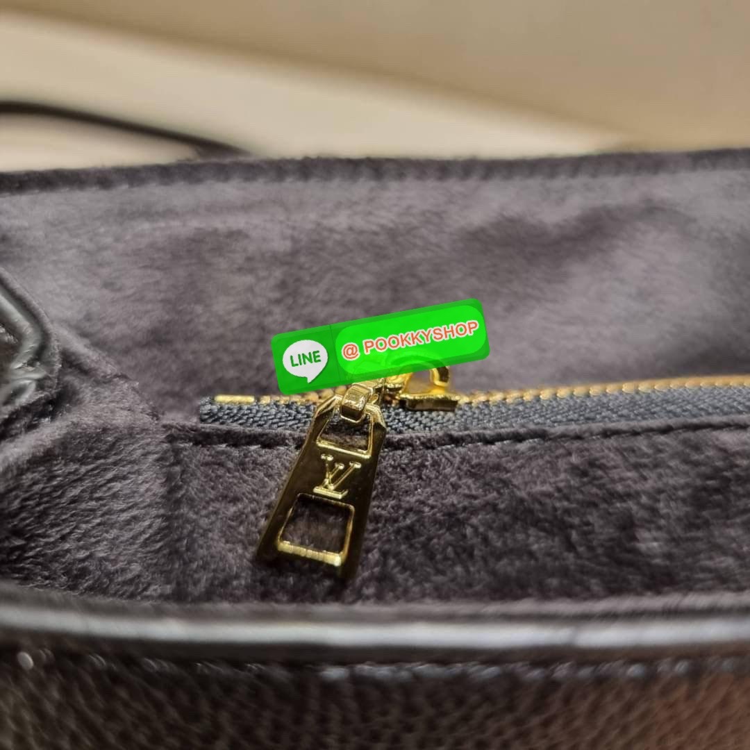 LV MADELEINE BAG ใหม่ล่าสุด อีกหนึ่งรุ่นคลาสสิคหายาก จากเคาน์เตอร์ dutyfree ที่สาวๆรอคอย กระเป๋าถือ/สะพายข้าง ดีไซน์เรียบง่าย แต่เต็มไปด้วยดีเทลความหรู วัสดุหนังวัวปั๊มลายเอกลักษณ์ เปิด‐ปิดด้วยอะไหล่กดล็อคสีทองหรู และมีพวงหนังห้อยพิเศษแถมมาให้ด้วย ภายในแบ