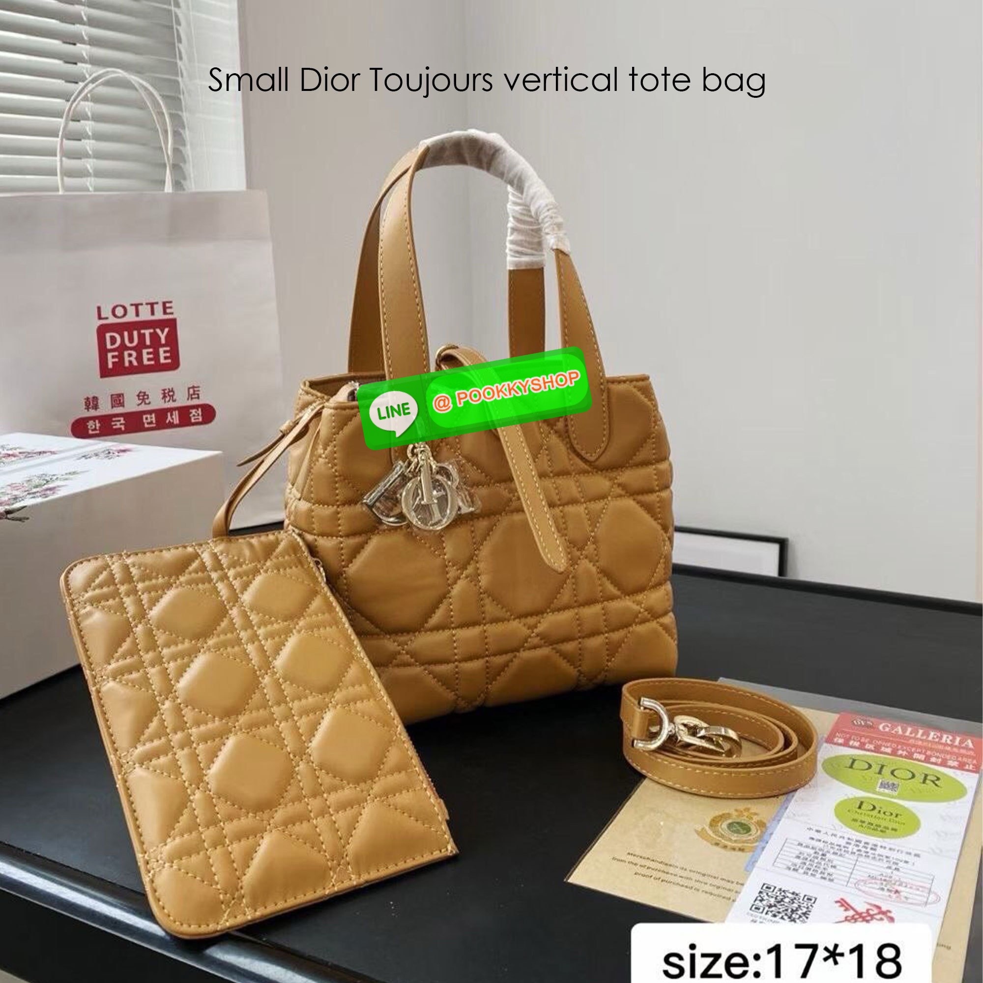 Dior Small Dior Toujours vertical tote bag 18cm กระเป๋าสะพายทรงบัคเก็ตไซส์ใหม่กะทัดรัด คลาสสิคหนังสวยหรูหราเกินราคา ดีไซน์นุ่มนวลทันสมัย ภายในโล่งกว้าง อัฟลุคปังได้ไม่ยากเลยสำหรับใบนี้ เป็นไอเท็มที่ควรมีไว้ติดบ้านอีกใบเลยน้า