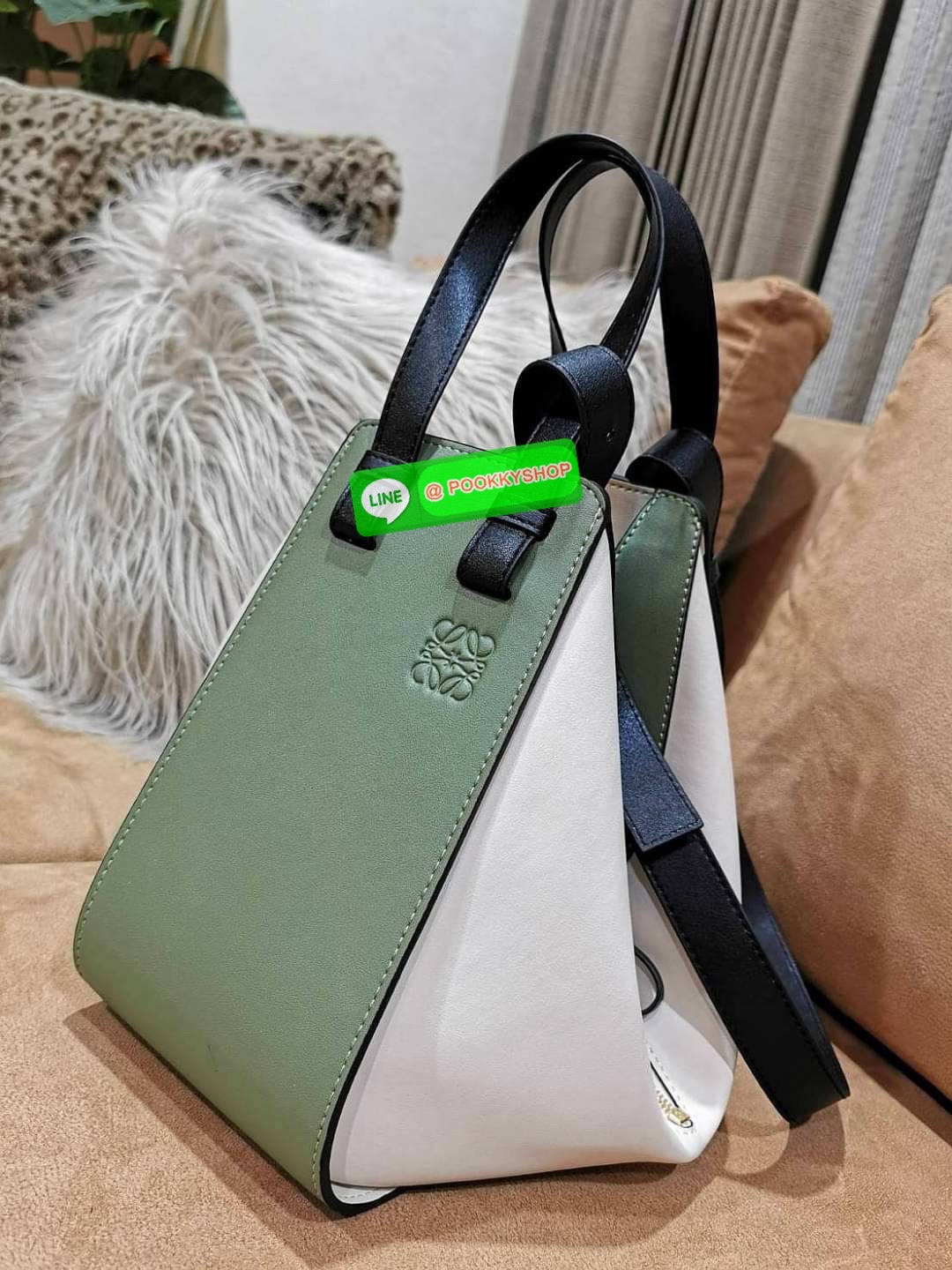 ✴️NEW ARRIVAL!✴️LOEWE HANDLE & SHOULDER BAG GIFT WITH PURCHASE GWP พรีเมี่ยมกิ๊ฟ Limited จาก LOEWE PERFUME DUTYFREE รุ่น Rare items สุดๆวัสดุหนังแท้ Calfskin หนังสวยดีไซน์มีเอกลักษณ์ ใบใหญ่กำลังดี น้ำหนักเบา สามารถปรับได้หลายทรงไม่จำเจ ด้านข