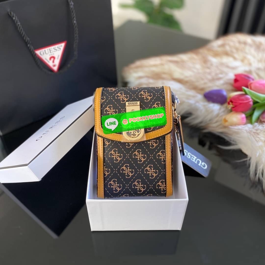 Guess กระเป๋าใส่โทรศัพท์ สวยมากกกก ทรงดีสุดๆ เป็นทรงกล่องทรงสวยที่ตามหากันม๊าก มาก มาพร้อมกล่องครบเซ็ต ด้านหน้าแต่งโลโก้แบรนด์ เปิด-ปิดด้วยกระดุมแม่เหล็ก มีสายยาวเป็นสายหนังปรับระดับได้มากถึง 7ระดับ