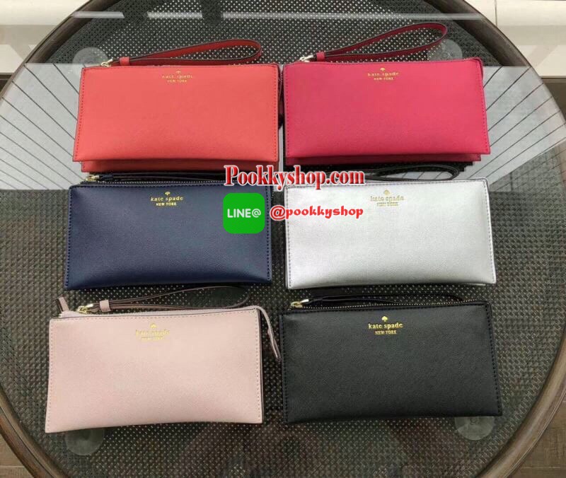 KATE SPADE Wallet Clutch Bag กระเป๋าทรงคลัชสุดคุ้มหนัง Saffiano ด้านหน้ามีโลก้แบรนด์ มาพร้อมสายคล้องมือ เปิดปิดด้วยซิปสะดวกใช้ สามารถใส่แทนกระเป๋าสตางค์ใบยาว ภายในแบ่งออกเป็น3ช่องหลัก มีช่องใส่บัตร เครื่องสำอาง เครื่องเขียน เหรียญ ไส่ไอโฟนพลัส ได้ค่ะ มีกล