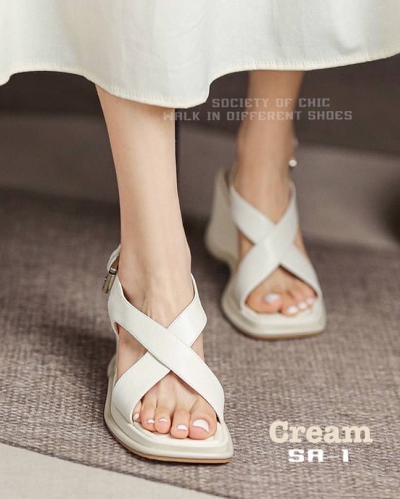 Soft Wedge Sandals ที่จะมาเปลี่ยนทุกการเดินให้สว เพรียว และสบายหายห่วง ซัพพอร์ตนุ่มสบาย ลดแรงกระแทกที่ส้นเท้า ใส่ทำงานได้ ใส่เที่ยวก็ดี๊ดี หนังนิ่ม ยืดหยุ่นดี เท้าบานกว้างใส่ปกติได้เลยค่ะ สายคาเฟ่ เน้นเดิน ต้องไม่พลาดค่าา