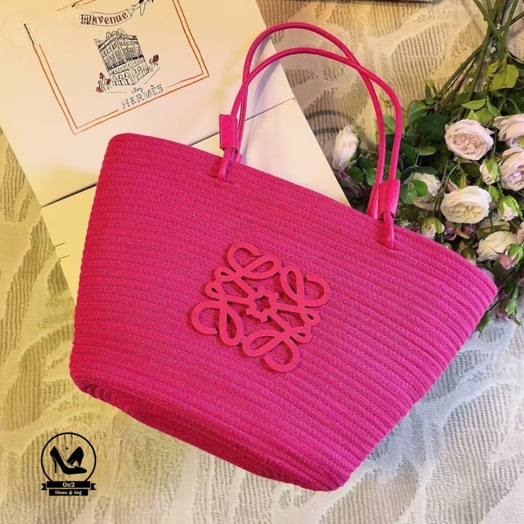 มาค่า....กระเป๋าสานสุดฮิตจาก Loewe รุ่น Anagram Basket Bag ใบนี้ เป็นกระเป๋าสานแฮนด์เมด ตัดกับหนังพิมพ์โลโก้ Anagram เอกลักษณ์ของแบรนด์ สายหนังใช้งานได้ทั้งแบบถือและสะพายไหล่ เหมาะกับลุคชิลล์ๆ ไปทะเล หรือแม้แต่ลุคแคชชวลในเมืองก็ดูดี สีสันจัดเต็มมาพร้อมสีใ