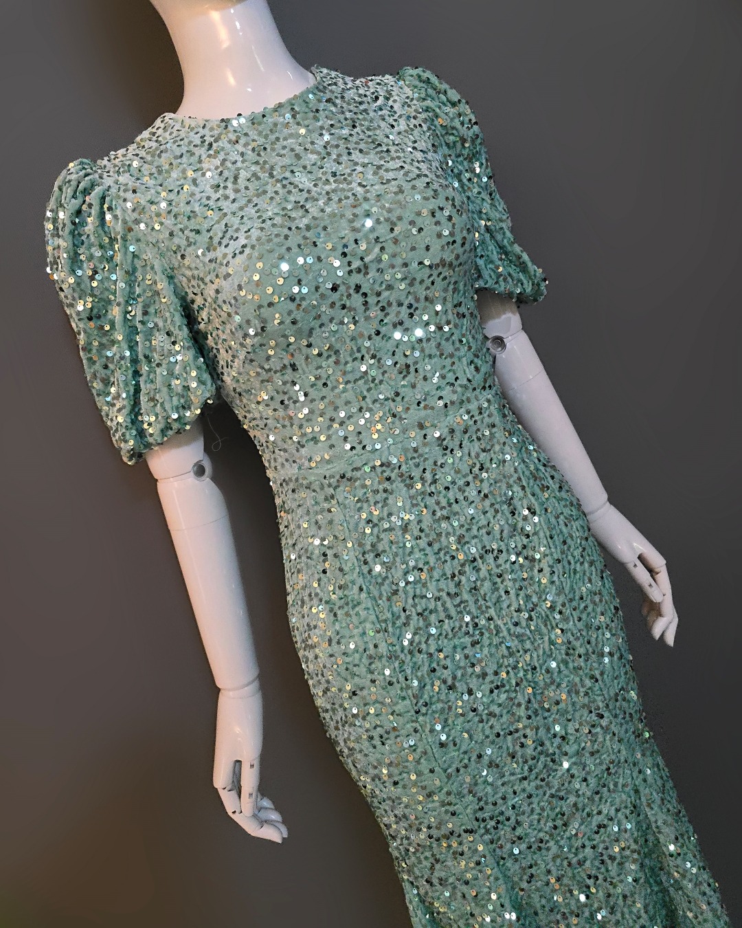 เดรสเสื้อคอกลม แขนสั้นปลายแขนพอง ชายกระโปรงบานเล็กน้อย