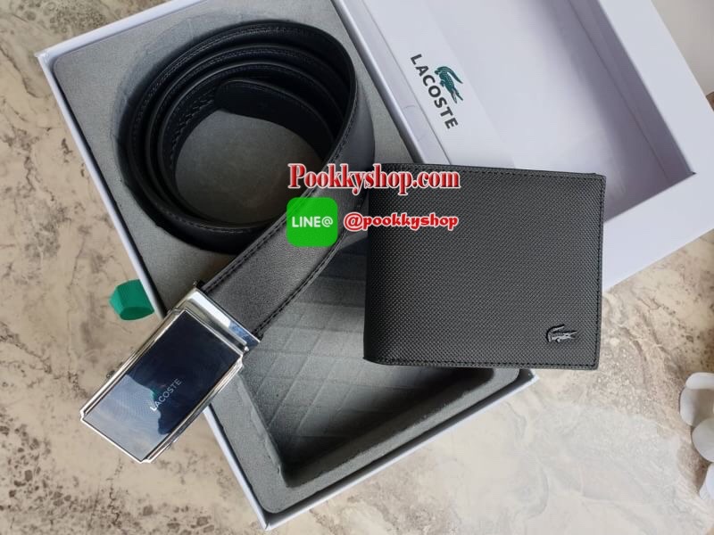 ลาคอส CLASSIC PETIT PIQUE Belt & Wallet Set !!! ซื้อ1ได้ถึง 2 ใบ เซตสุดคุ้ม!! มาพร้อมกล่องสุดหรู กระเป๋าเงินใบสั้นพับสองตอน ลายเปอติปิเก้ มีช่องใส่การ์ด ช่องใส่ธนบัตร บุซับในด้วยผ้าคอตตอน และ ด้านอกวัสดุ Pvc ลายเปอติปิเก้แต่งกระเป๋าด้านนอกกระเป๋า เข็มขั