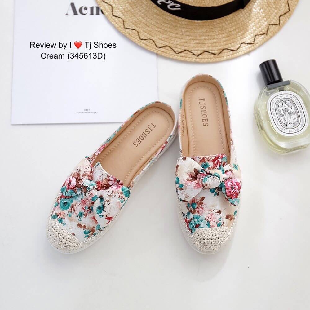 พร้อมส่งรองเท้าเพื่อสุขภาพ ที่ทั่งเกร๋ทั้งน่ารักสุดๆ รองเท้ารุ่นนี้เป็นงานสั่งทำพิเศษ หนังนิ้มนิ่ม ผ้าลายเก๋ๆ ประดับโบว์น่ารักๆ น้ำหนักเบา พื้นบุนวมนิ่ม ใส่นุ่มเดินทั้งวันได้สบายมากๆ แมทกับชุดอะไรก็เกร๋ก็น่ารักสุดๆ เป็นรุ่นแนะนำ ซื้อไปรับรองไม่ผิดหวัง ของ