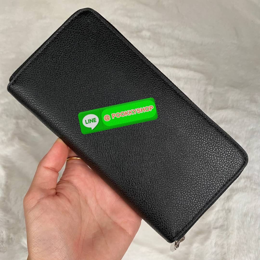 CHARLES & KEITH LONG ZIP AROUND WALLET กระเป๋าเงินใบยาวซิปรอบถูกหลังฮวงจุ้ย คอลเลคชั่นสีสุภาพหนังปั๊มลายคาเวียร์ทั้งใบ น้ำหนักเบา ด้านในกระเป๋าแบ่งเป็น 3 ช่องใหญ่ มีช่องซิปใส่เหรียญตรงกลาง จุการ์ด 12 ช่อง สามารถใส่ธนบัตรได้ตามยาวอีก 2 ช่อง มาพร้อมกล่องและ