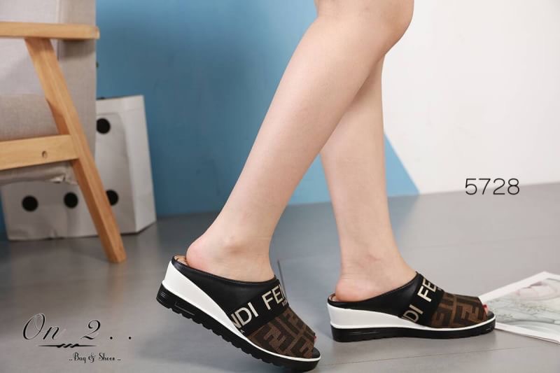 FENDI Shoes แบบใหม่พร้อมส่งคะ ผ้าใบเสริมส้น FENDI เปิดหลัง หน้าเปิด ทรงสวยใส่สบาย น้ำหนักเบา แบบขายดี งานปั้มแบรนด์กล่องแบรนสีเหลืองตามรูป ด้านในมีถุงผ้ากันฝุ่นให้ เสริมส้น2” งานจริงสวยเบอร์แรง ห้ามพลาดนะคะ