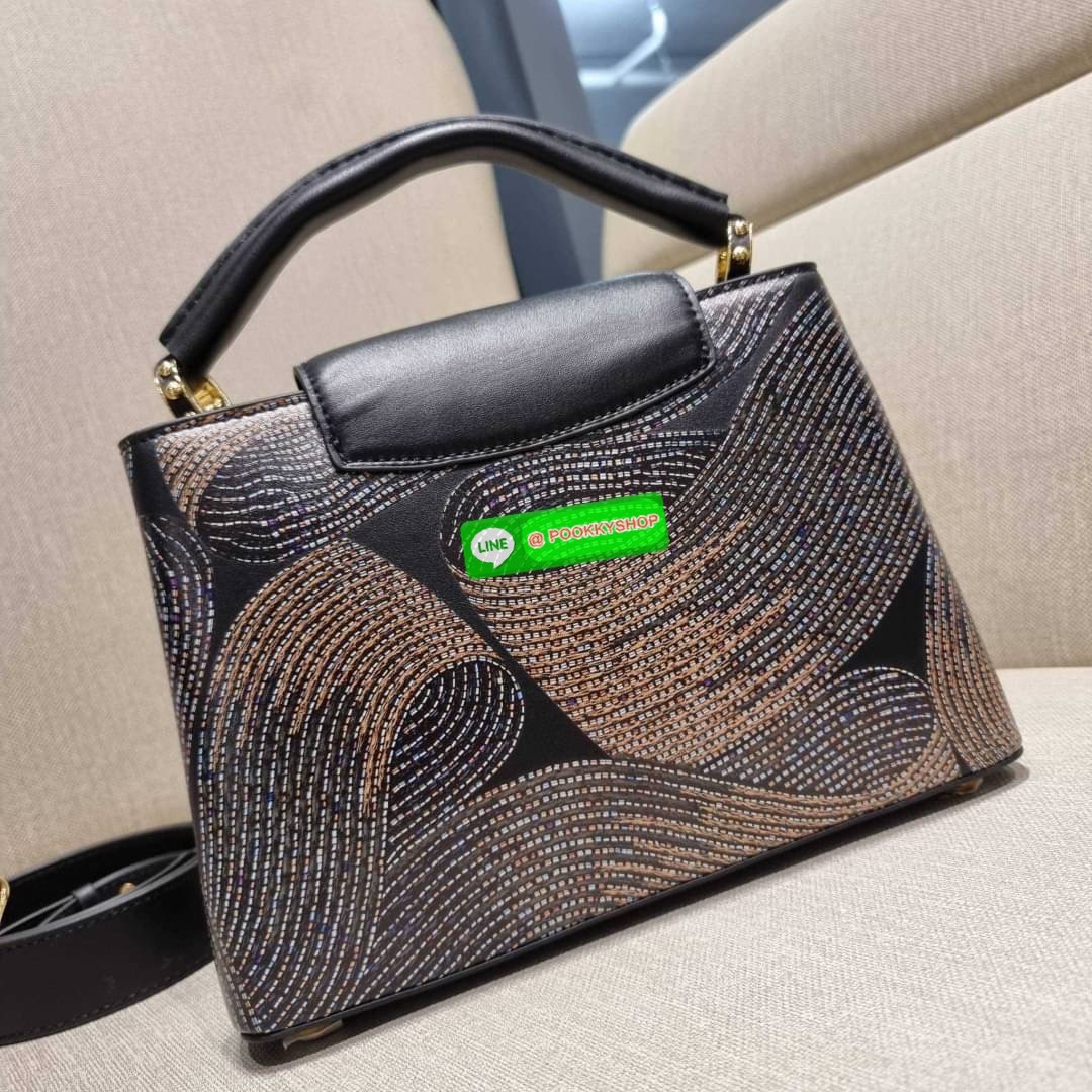NEW IN!! LV capucines top handle วีไอพีพรีเมี่ยมกิ๊ฟจากเคาน์เตอร์ ที่สุดของความสวยในราคาเบาๆ กระเป๋าถือสุดหรู ดีไซน์ทรงคลาสสิค พร้อมลวดลายหรูหรา มาพร้อมหูจับในตัว ด้วยรูปทรงวินเทจและวัสดุหนังแท้ ขับผิว ทำให้ไอเท็มนี้สะกดทุกสายตาจริงๆ และยังมีลูกเล่นที่ฝาป