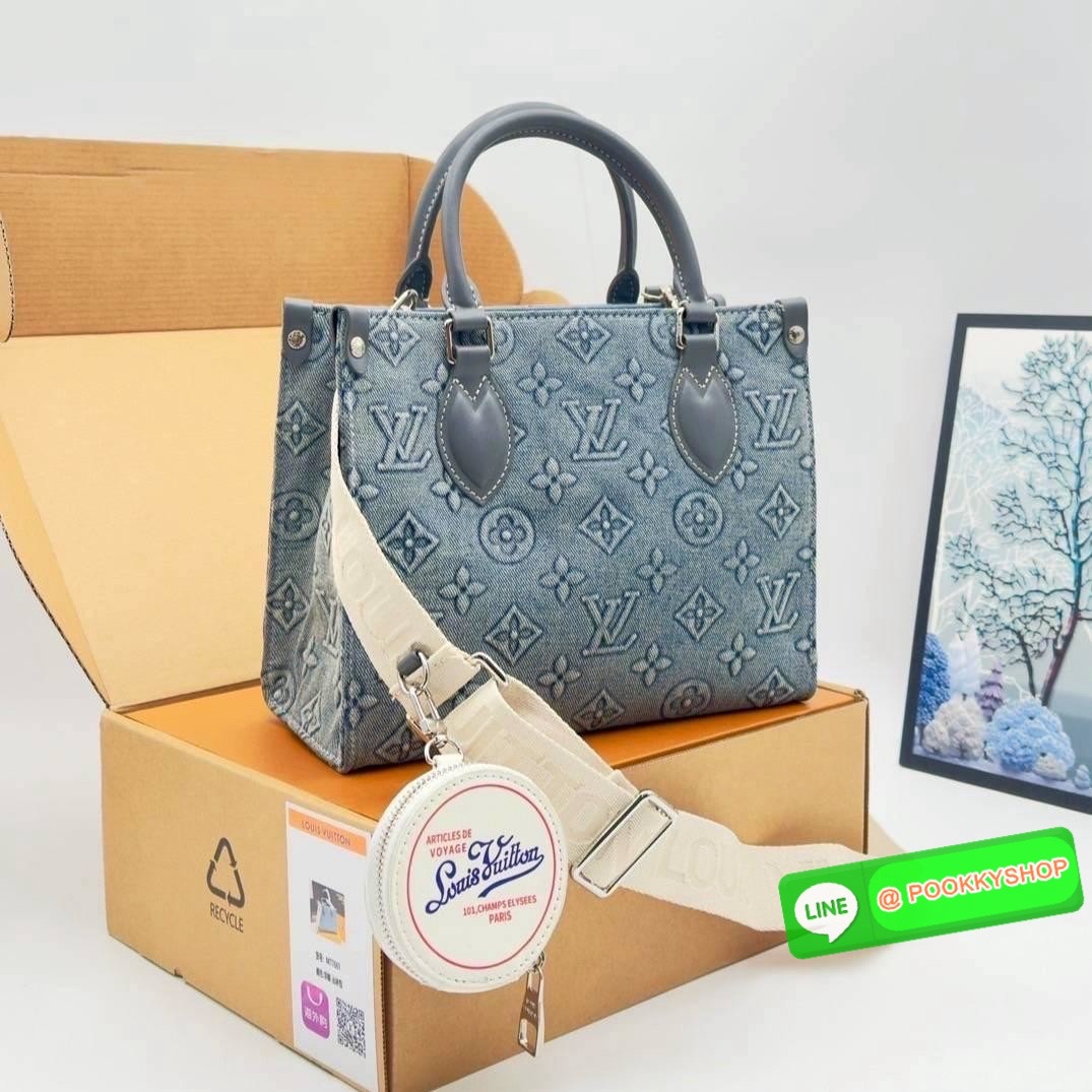 🕊️ LV Onthego Denim Vintage Tote Bag กระเป๋าทรงโท้ทเดนิมสไตล์วินเทจ รุ่นใหม่ปั้มลายโมโนแกรมบนเดนิมสุดไอคอนิก ที่ใครเห็นต้องเป็นคลั่งรัก ผู้ดี หรูหราได้ทุกลุค ทุกสไตล์ มาพร้อมหูจับในตัวภายในโล่งกว้างมาก จุของได้แบบสบายๆ จะโอกาสไหนๆ ก็หยิบมาใช้ได้แบ