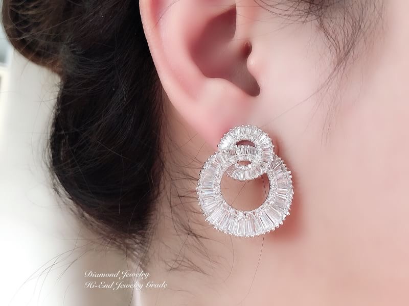 New Arrival !!! Diamond Earring ต่างหูเพชร CZ แท้ งานสวยน่ารัก ดีไซส์เก๋มากๆค่ะ เพชรวิ้งที่สุด มีคลาสมากๆค่ะ งานรุ่นนี้การันตีความสวยเลยนะคะ เพชรวิ้ง เพชรเยอะ เพชรละเอียดม้ากกกก เพชรสวยมากกก