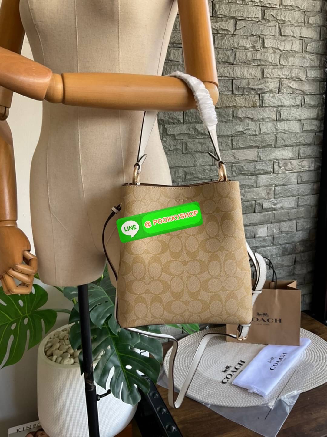 COACH SMALL TOWN BUCKET BAG IN SIGNATURE CANVAS รุ่น 2312 Collection บักเก็ตคลาสสิค รุ่นยอดนิยม กำลังมาแรงมากๆ กระเป๋าสะพายไหล่ และ Cross Body วัสดุหนังแคนวาสอย่างดี มาพร้อมสายสะพายสะพายไหล่ถอดออกไม่ได้ / สายสะพายยาว สายถอดออกได้ มี 3 ช่องใช้งาน