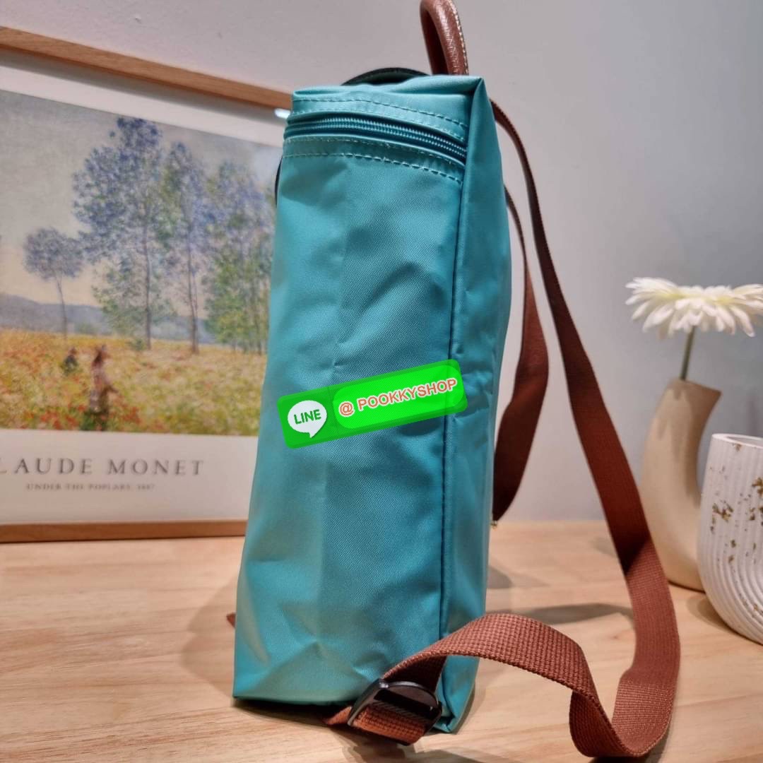 Longchamp le pliage original backpack 🔆 Details สวยคลาสสิคต้องไม่พลาด กับกระเป๋าสะพายทรงเป้ ขนาดกำลังดี น้ำหนักเบา ดีไซน์เรียบง่าย แต่ดูแพง ปากกระเป๋าออกแบบให้มีฝาปิดและซิปแน่นหนา สายสะพายสามารถปรับใช้ตามชอบ ภายในโล่งกว้าง จุของได้สบายๆ พกพาไปไหนก