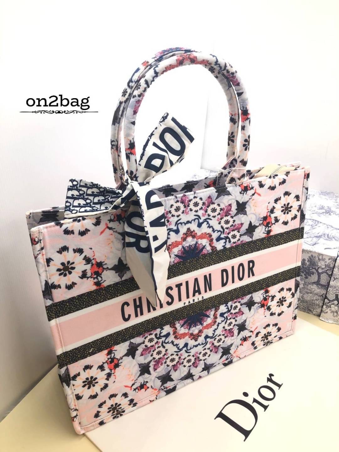 มาแล้วค่ะdior christian สำหรับใครที่รอรุ่นนี้ ขนาดใหญ่ กำลังพอดีใส่ของได้เยอะ ตัวกระเป๋าผลิตจากผ้าทออย่างดีแน่นหนา งานมีซิป ปั๊มแบรนด์ทุกจุด