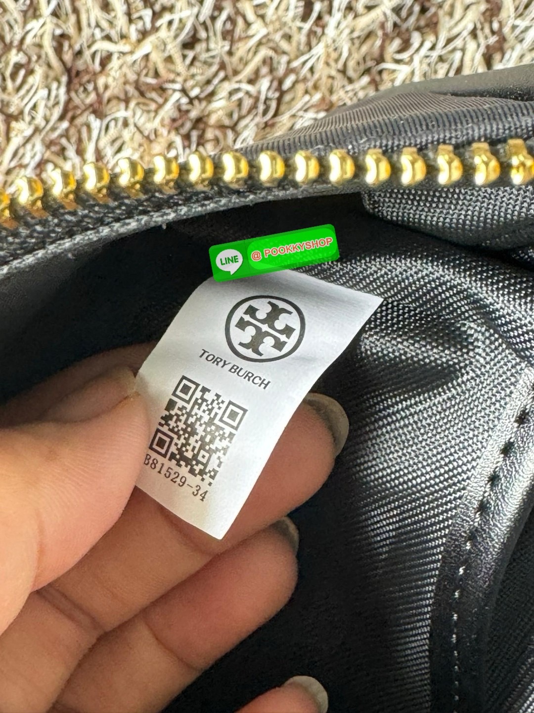 Tory burch nylon web mini hobo เป็นอีกหนึ่งตัวเลือกที่น่าสนใจสำหรับคนที่กำลังมองหากระเป๋าที่เน้นการใช้งาน ดีไซน์เรียบง่าย น้ำหนักเบา เน้นการใช้งานเป็นหลัก อีกทั้งยังมีสายสะพายแบบสปอร์ตช่วยคุณสะพายบนไหล่หรือครอสบอดี้ได้สะดวก ที่สำคัญ ผลิตจากผ้าไนลอนที่มีคว