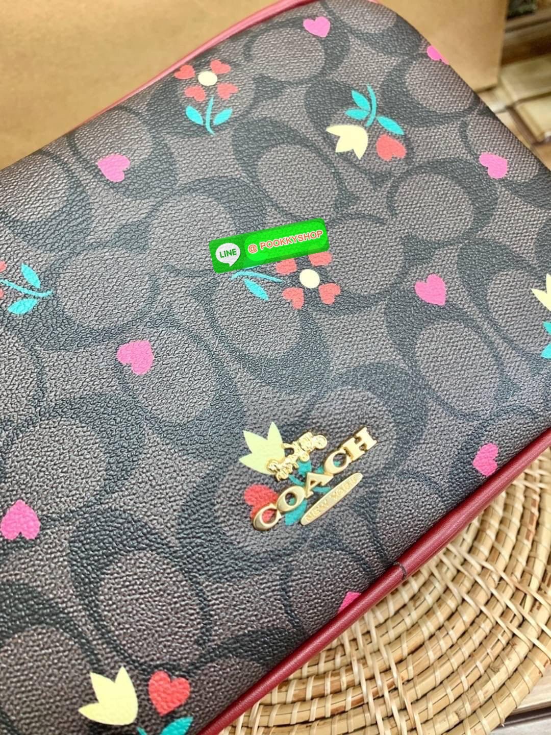 COACH JES CROSSBODY IN SIGNATURE CANVAS WITH HEART PETAL PRINT((C7617)) พร้อมส่งที่ไทยค่ะ! กระเป๋สะพายครอสบอดี้ร์ หนังแท้แคนวาสเคลือบลาย ทั้งใบปริ้นล์ลายดอกไม้หัวใจ สวยหวาน ละมุนหมากๆค่ะ เปิด-ปิดกระเป๋าแบบ2ช่องซิปหลัก ภายในสามารถใส่สัมภาระได้เยอะ ช่องกว้า