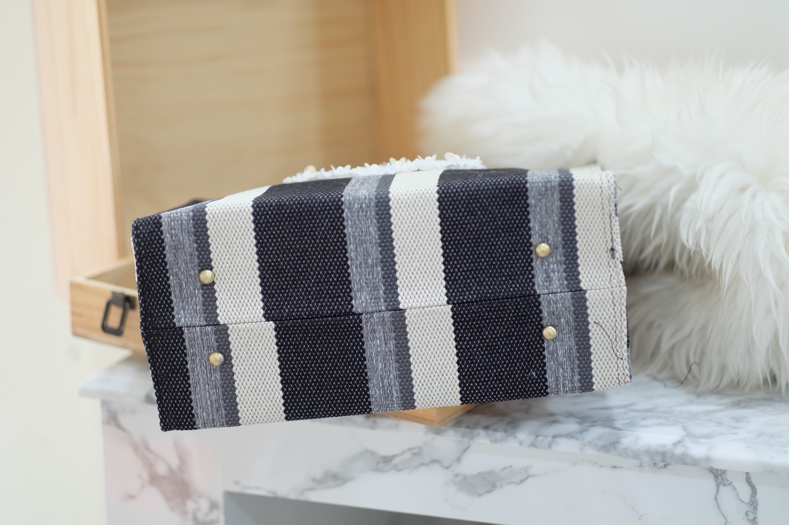 Chanel Canvas Tote bag .. กระเป๋างานผ้าCanvas ปัก Chanel สายหนัง งานสวย ทนทานใช้งาน ดูมีสไตส์มากๆคะ มีสายยาวสะพายข้างได้ หรือ จะทำเป็น Shopping Bag ก็สวยคะ