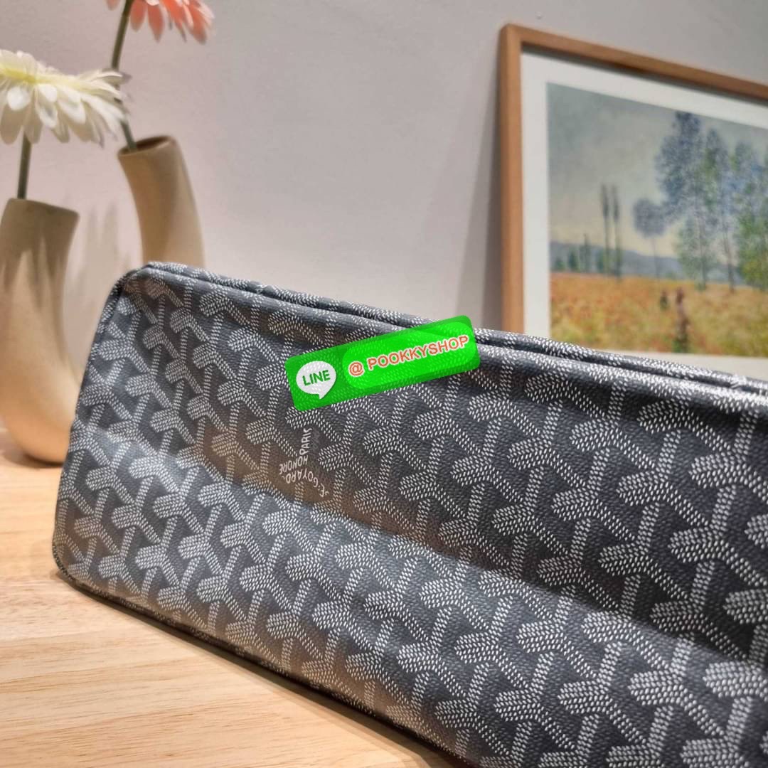 GOYARD BOHEME HOBO BAG ใหม่สุดคุ้ม กับกระเป๋าสะพายทรงโฮโบ ใบใหญ่จุใจ!! มาครบสีขายดี เลิศทุกสี รูปทรงคลาสสิค ดีไซน์เป็นเอกลักษณ์ วัสดุหนังแคนวาสพิมพ์ลายสวยคม ปากกระเป๋ามีซิปเปิด-ปิดกันของหล่นได้ ภายในโล่งกว้างมาก มาพร้อมสายคล้องในตัว ทนทาน สะพายสวยๆได้ทุกว